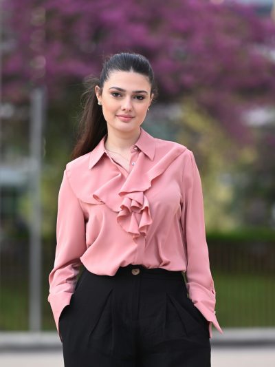 Këmishë me pala tek jaka